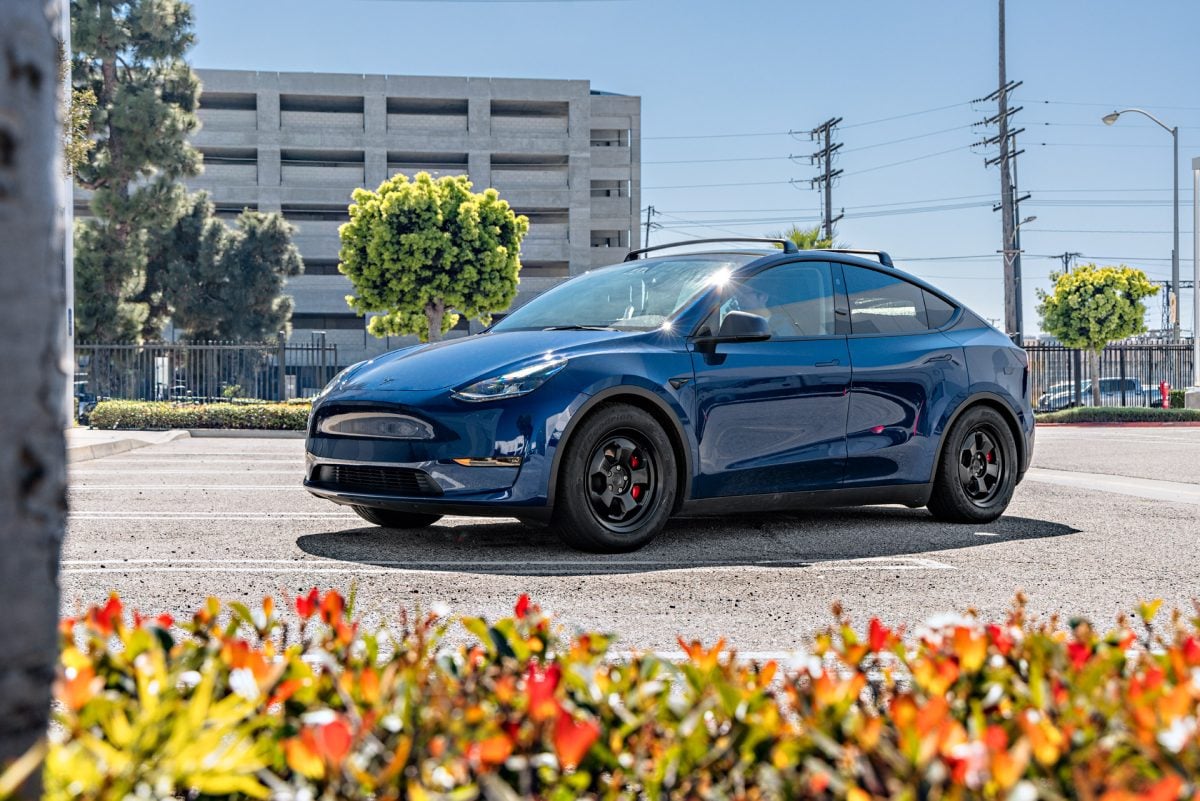 Blue Tesla Model Y – UP.FIT PD Forged Wheels in Satin Black